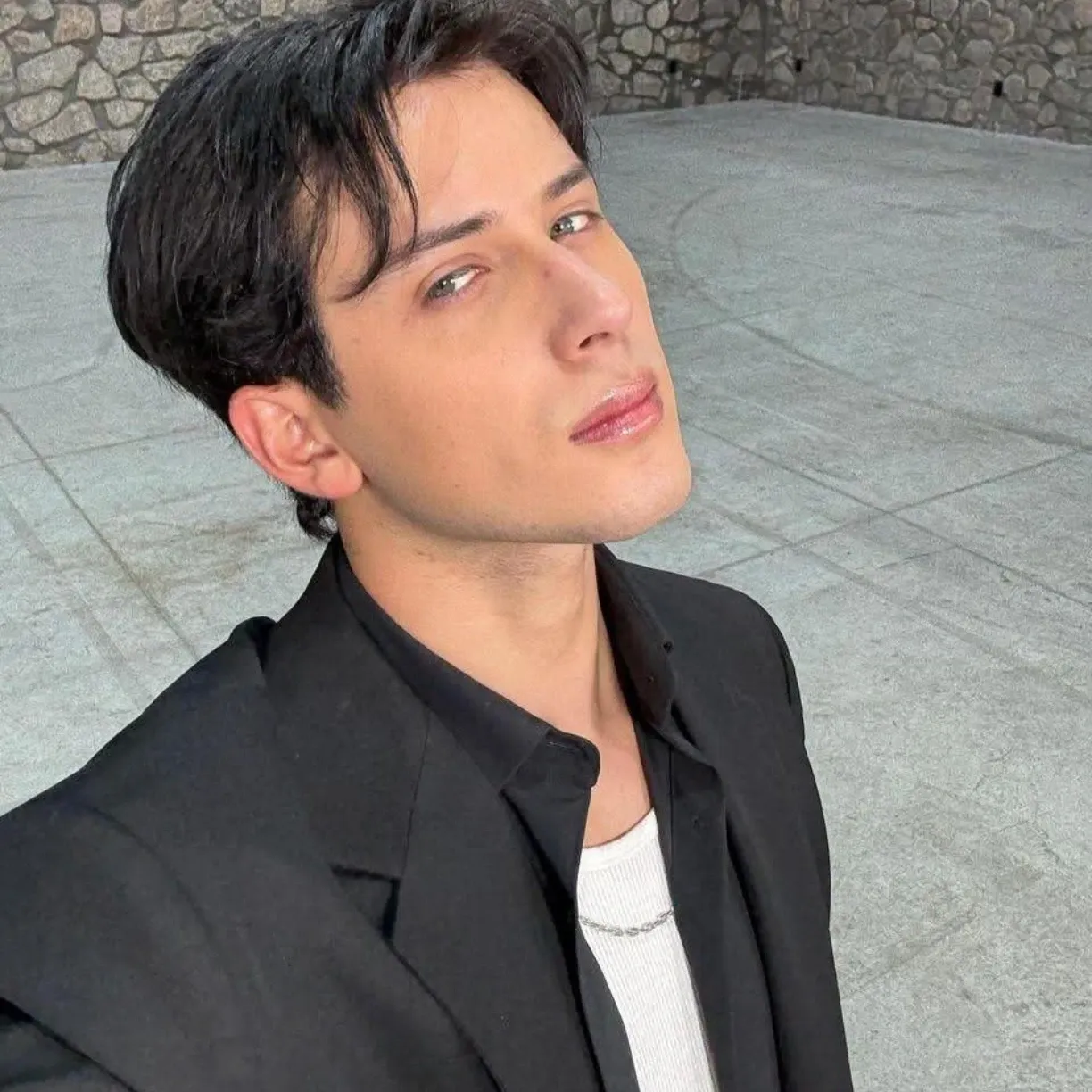 Behind-the-scenes cut of Alejandro (SANTOS BRAVOS)