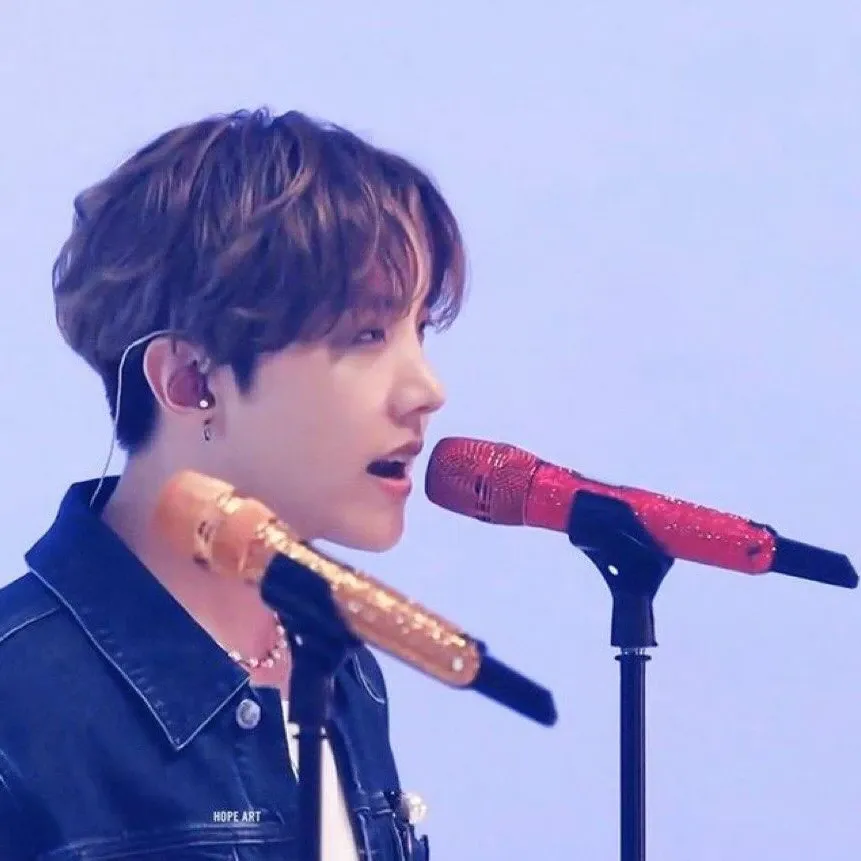 Foto aktivitas terbaru j-hope (BTS)