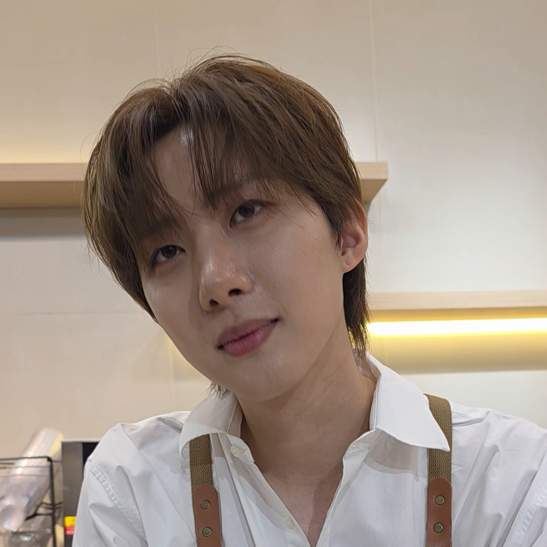 Recent activity shot of Hui (PENTAGON)