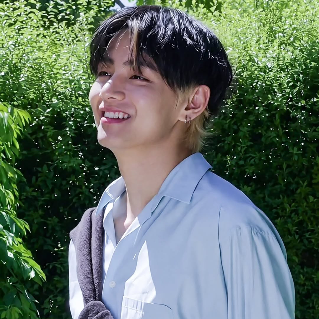 뷔 (방탄소년단)의 최신 사진