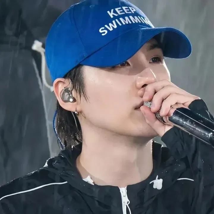 Foto aktivitas terbaru SUGA (BTS)