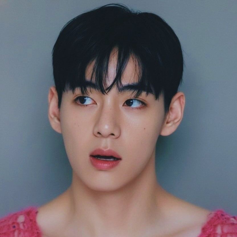 뷔 (방탄소년단)의 최신 사진