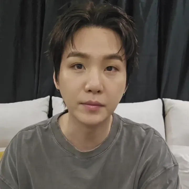 Foto aktivitas terbaru SUGA (BTS)