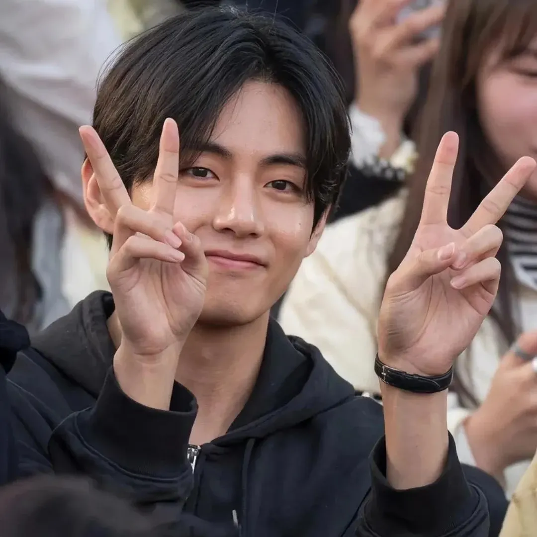 뷔 (방탄소년단)의 최신 사진