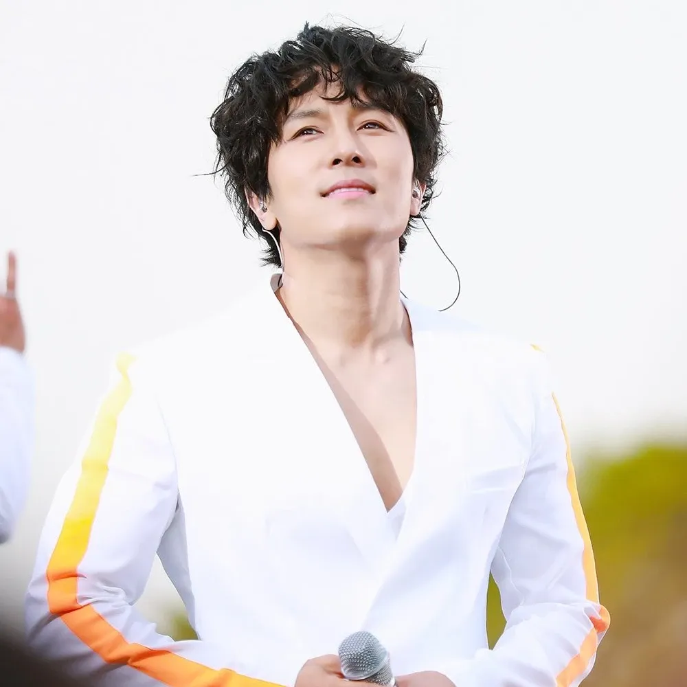 Latest photo of Kim Dongwan (SHINHWA)
