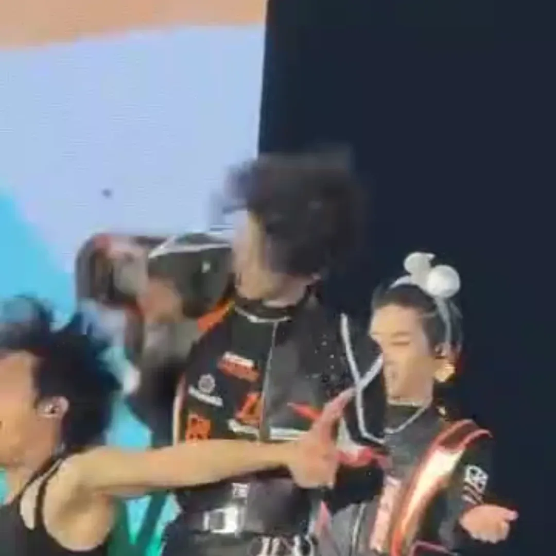 A moment captured by Q (THE BOYZ)'s fan