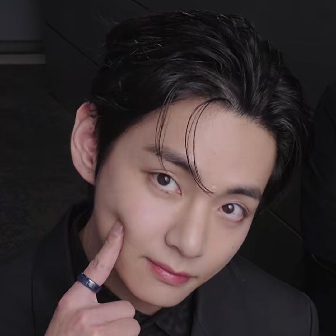 뷔 (방탄소년단)의 최신 사진