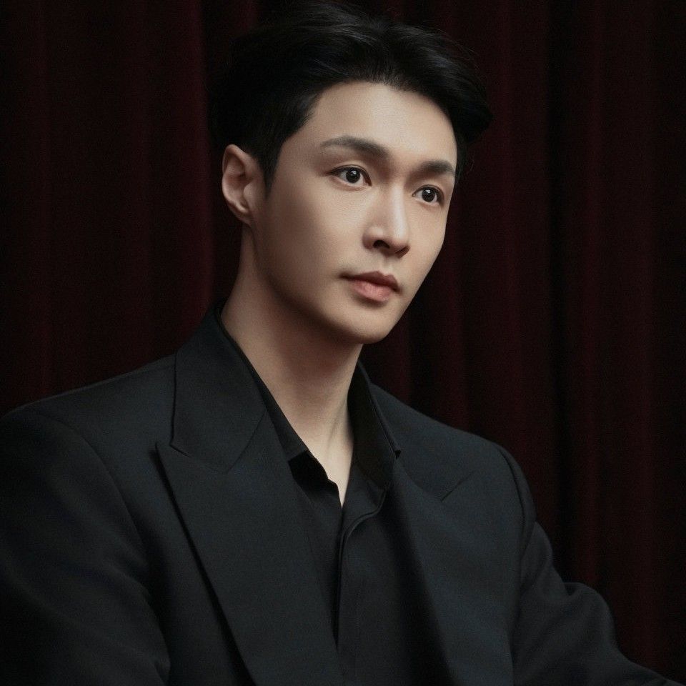 Recent activity shot of Lay (EXO)