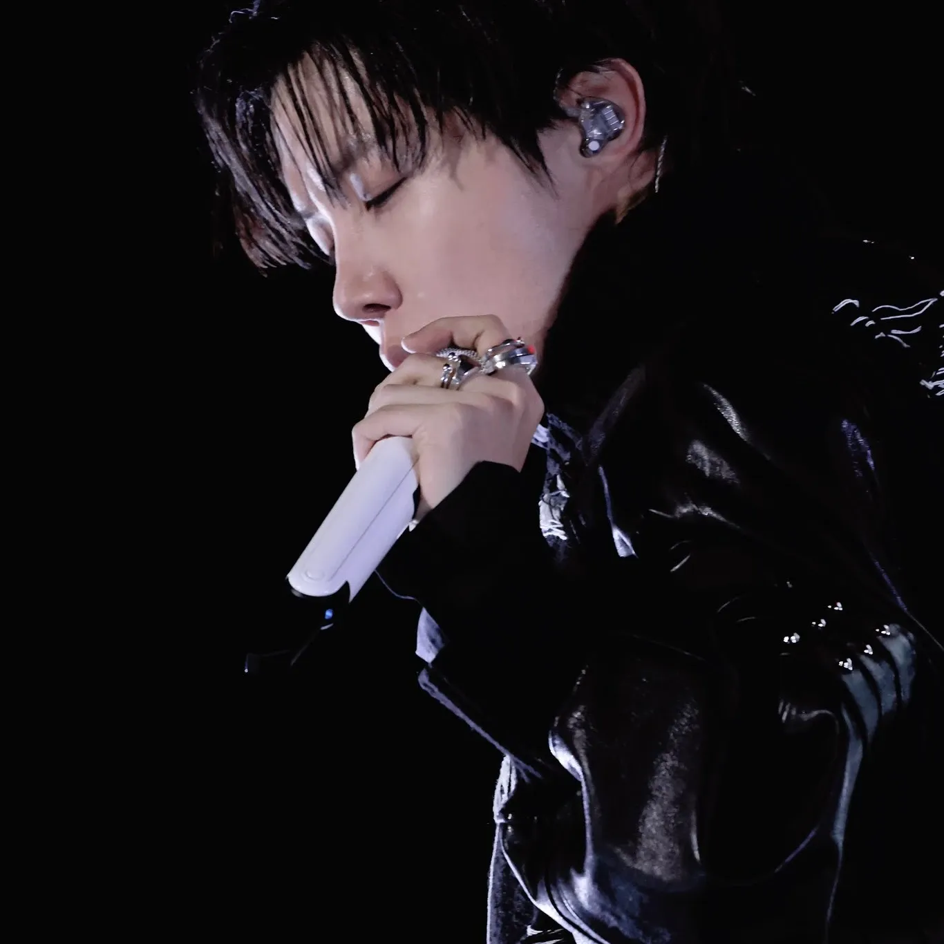 Momen yang diabadikan oleh penggemar j-hope (BTS)