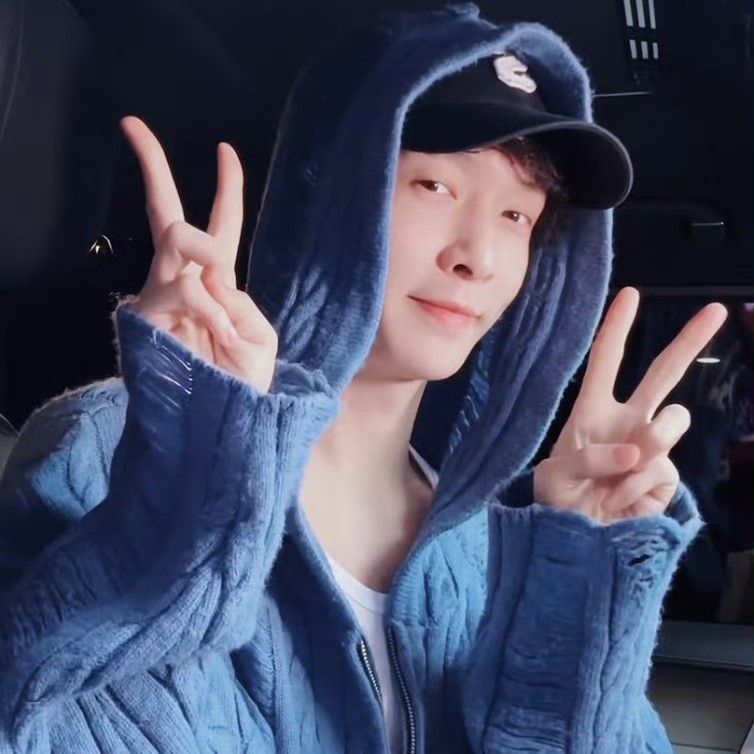 Latest photo of Lay (EXO)