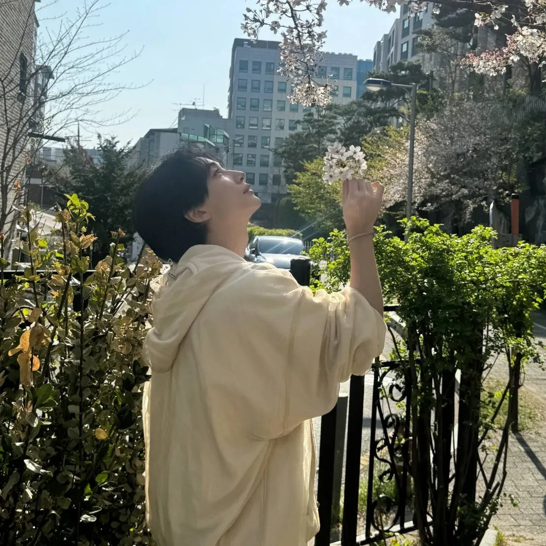 A moment captured by Jeonghan (SEVENTEEN)'s fan