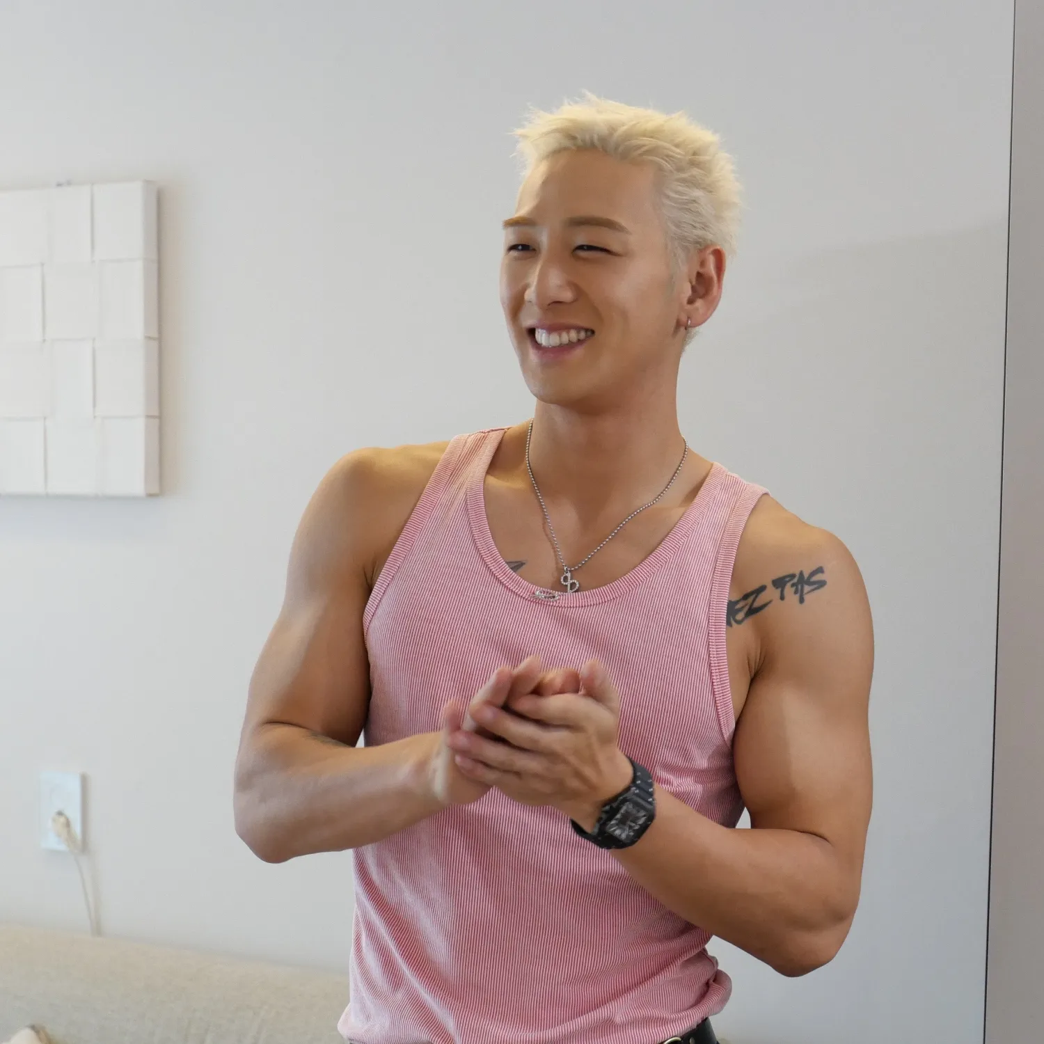 Behind-the-scenes cut of Baekho