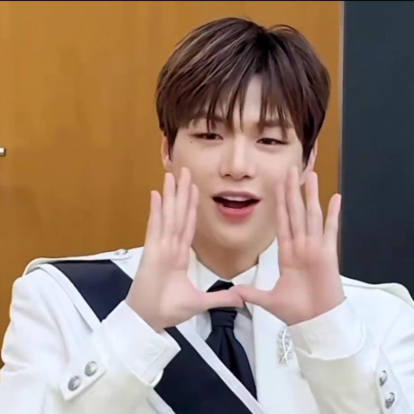 강다니엘의 비하인드 컷