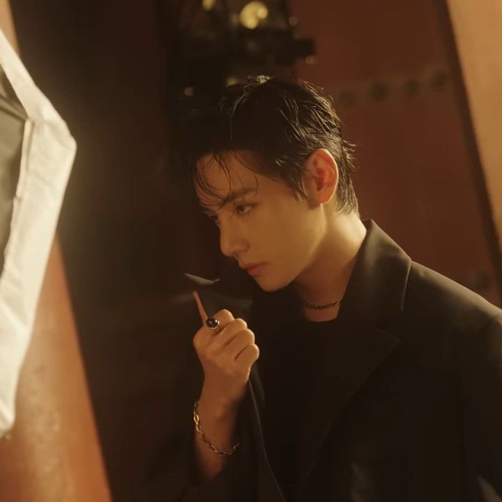 Latest photo of V (BTS)