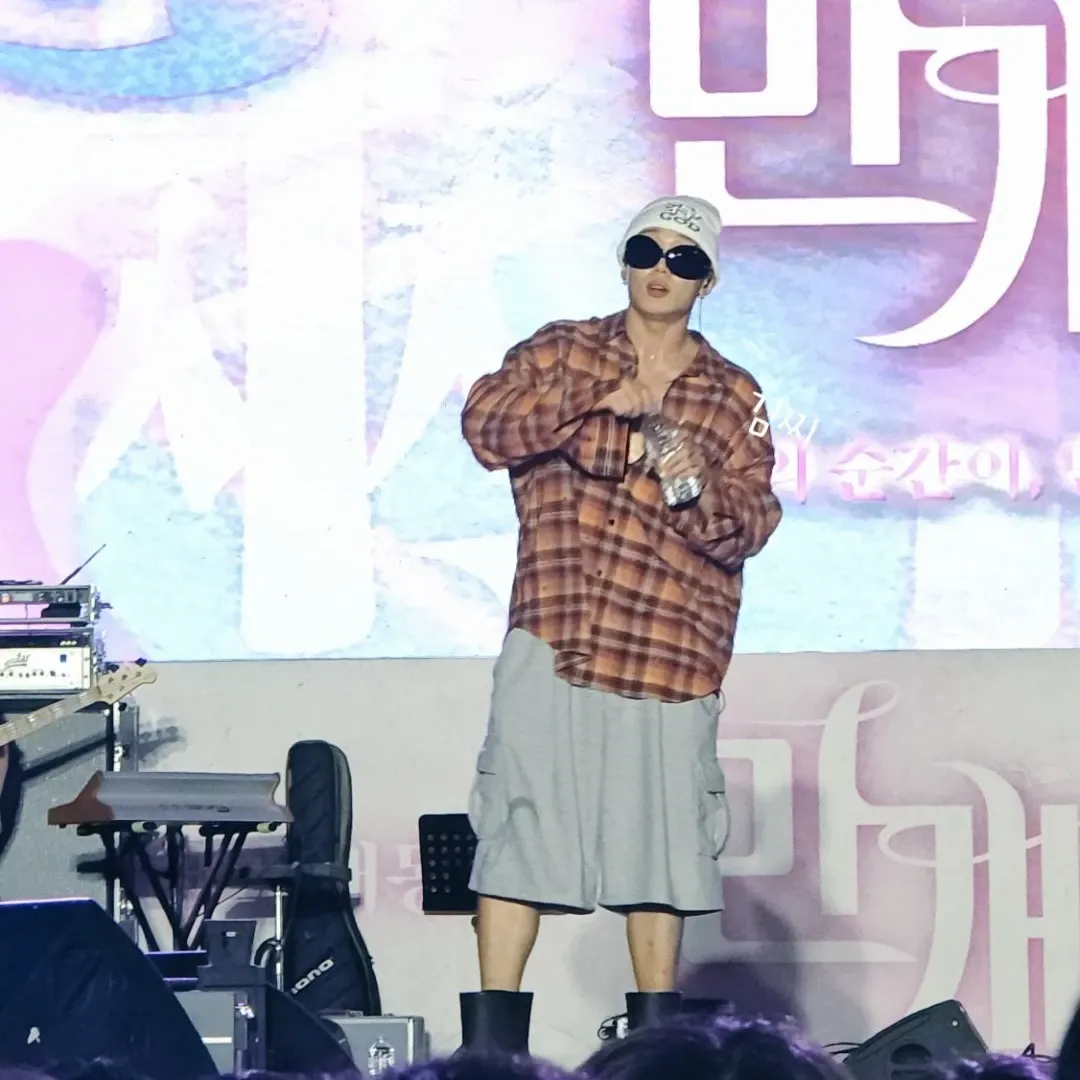 Recent activity shot of BOBBY (iKON)