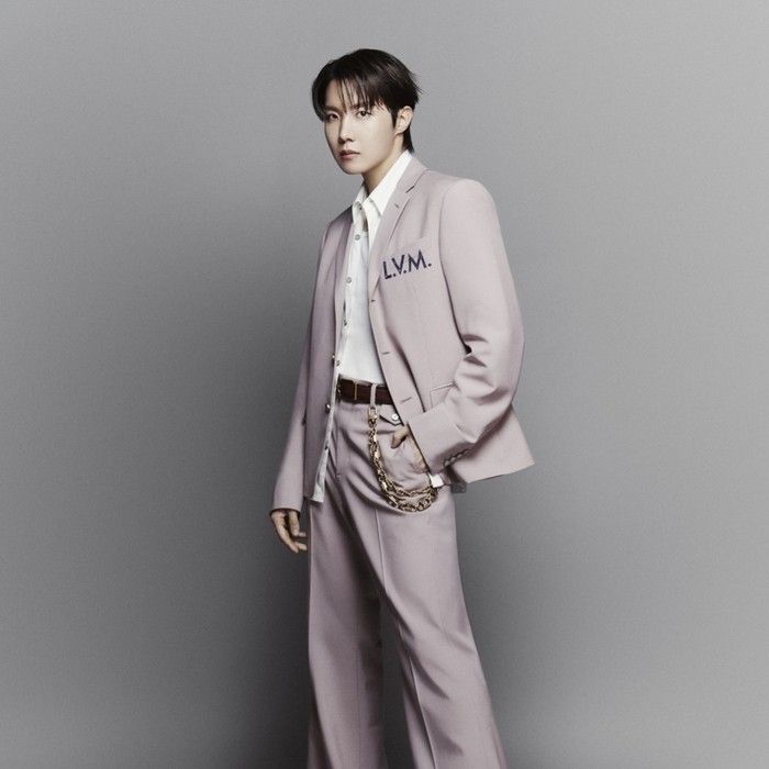 Foto aktivitas terbaru j-hope (BTS)