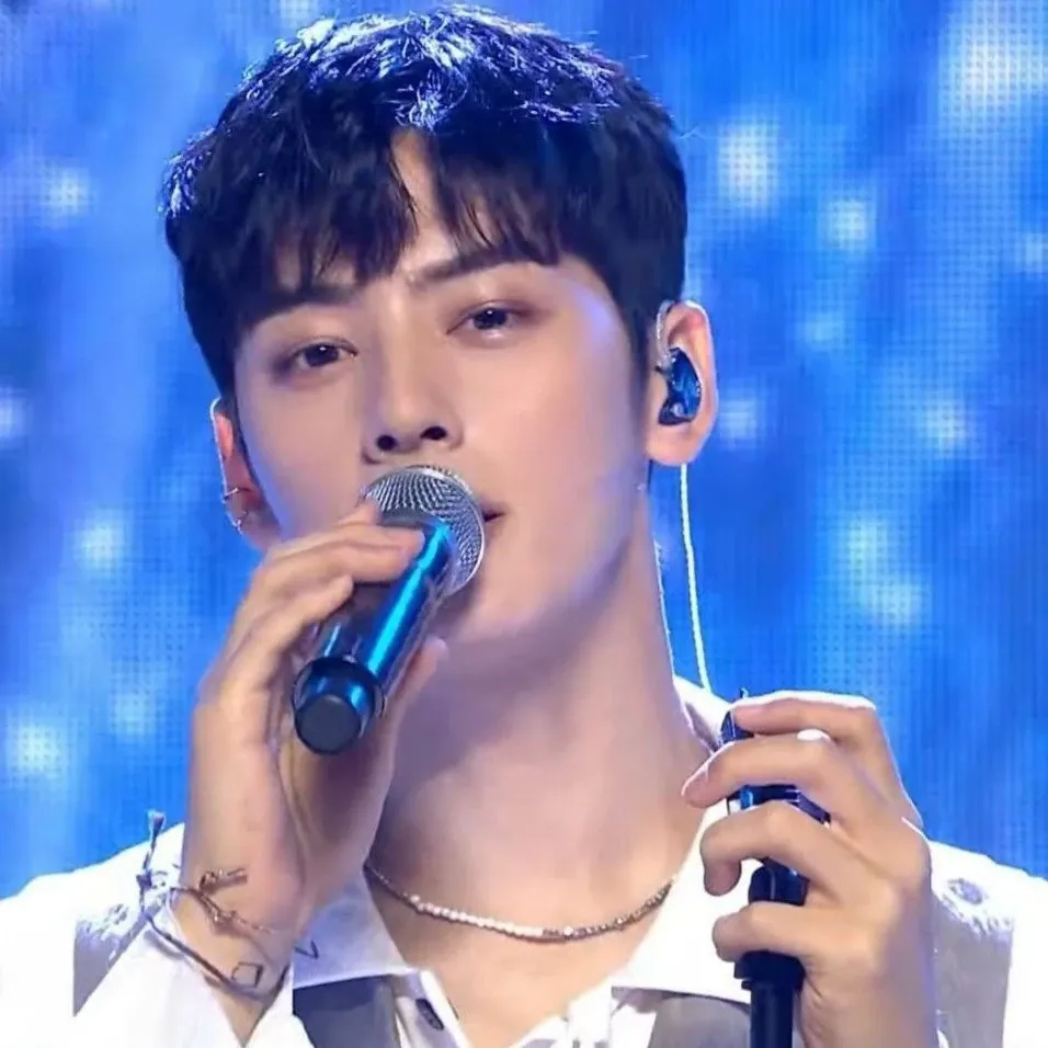 A moment captured by Eunwoo (ASTRO)'s fan