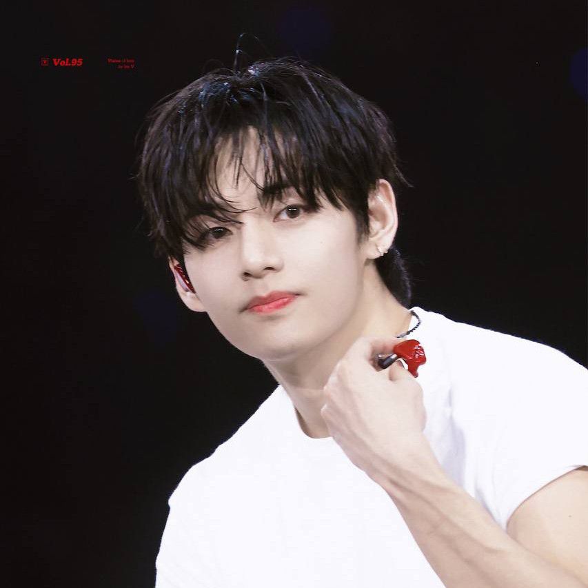 뷔 (방탄소년단)의 최신 사진