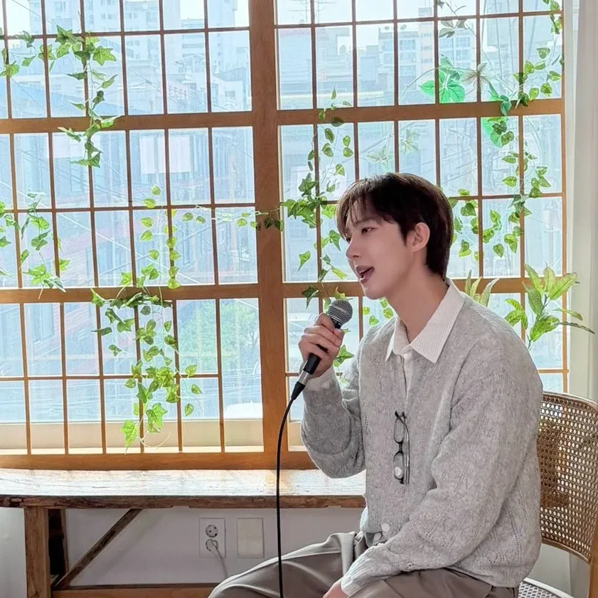 A moment captured by Hui (PENTAGON)'s fan