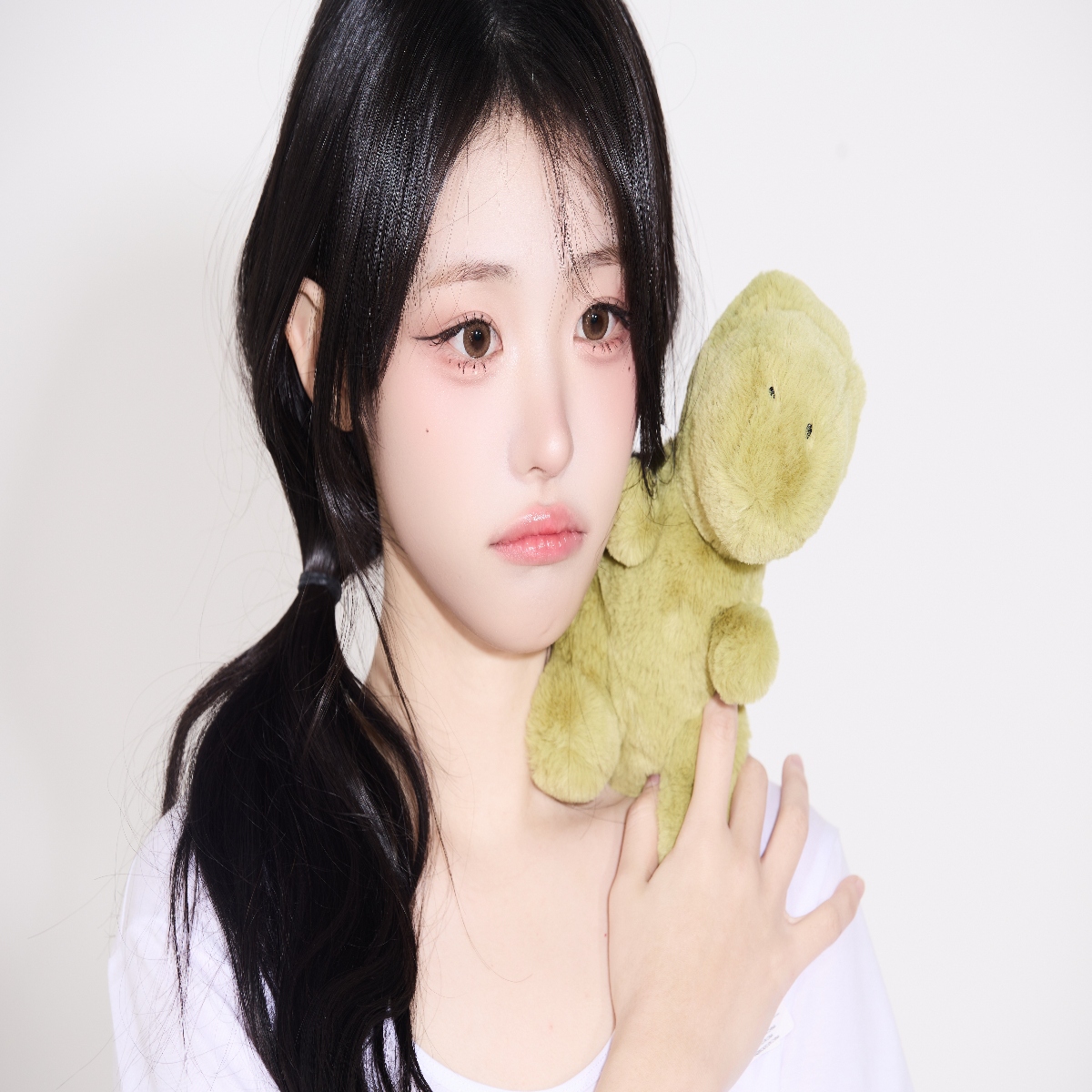 Recent activity shot of Hina (QWER)