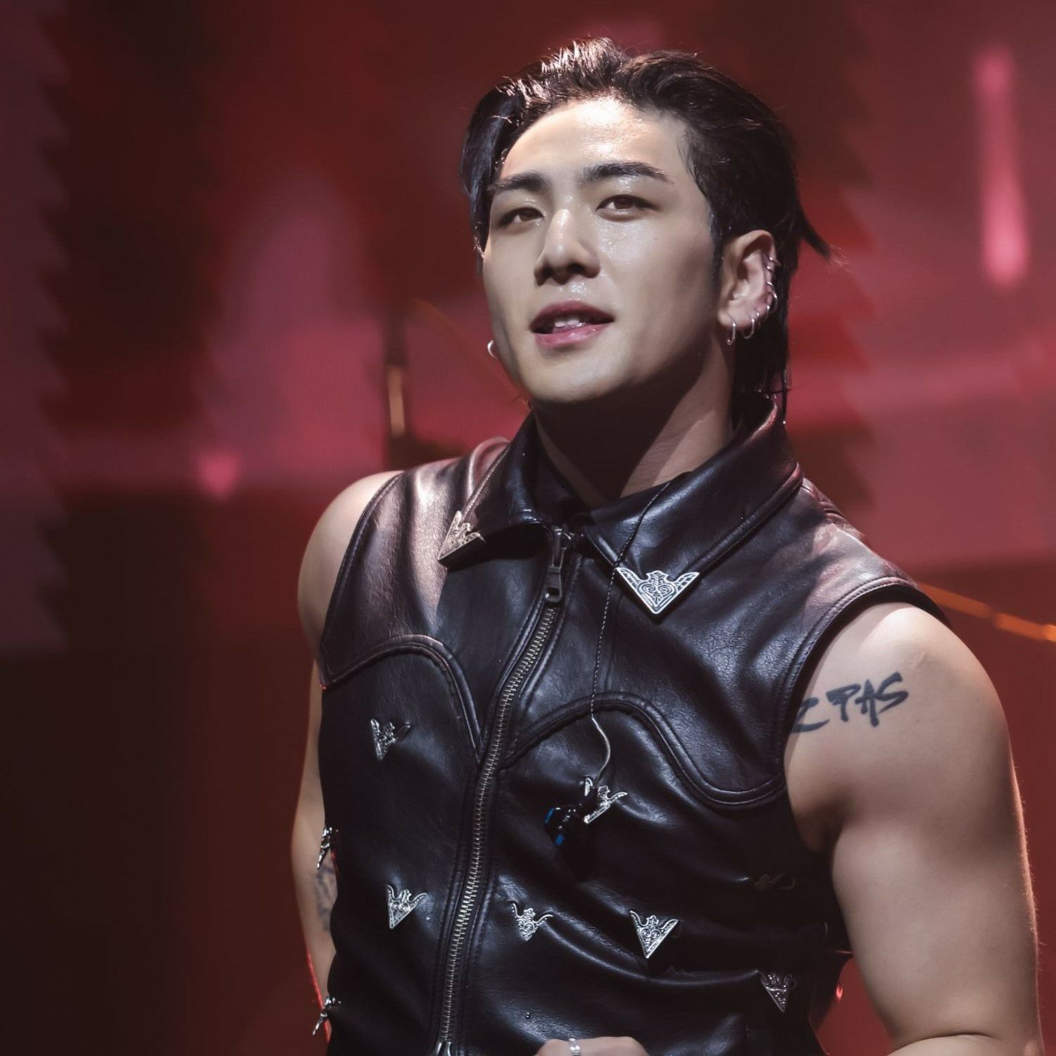 Behind-the-scenes cut of Baekho