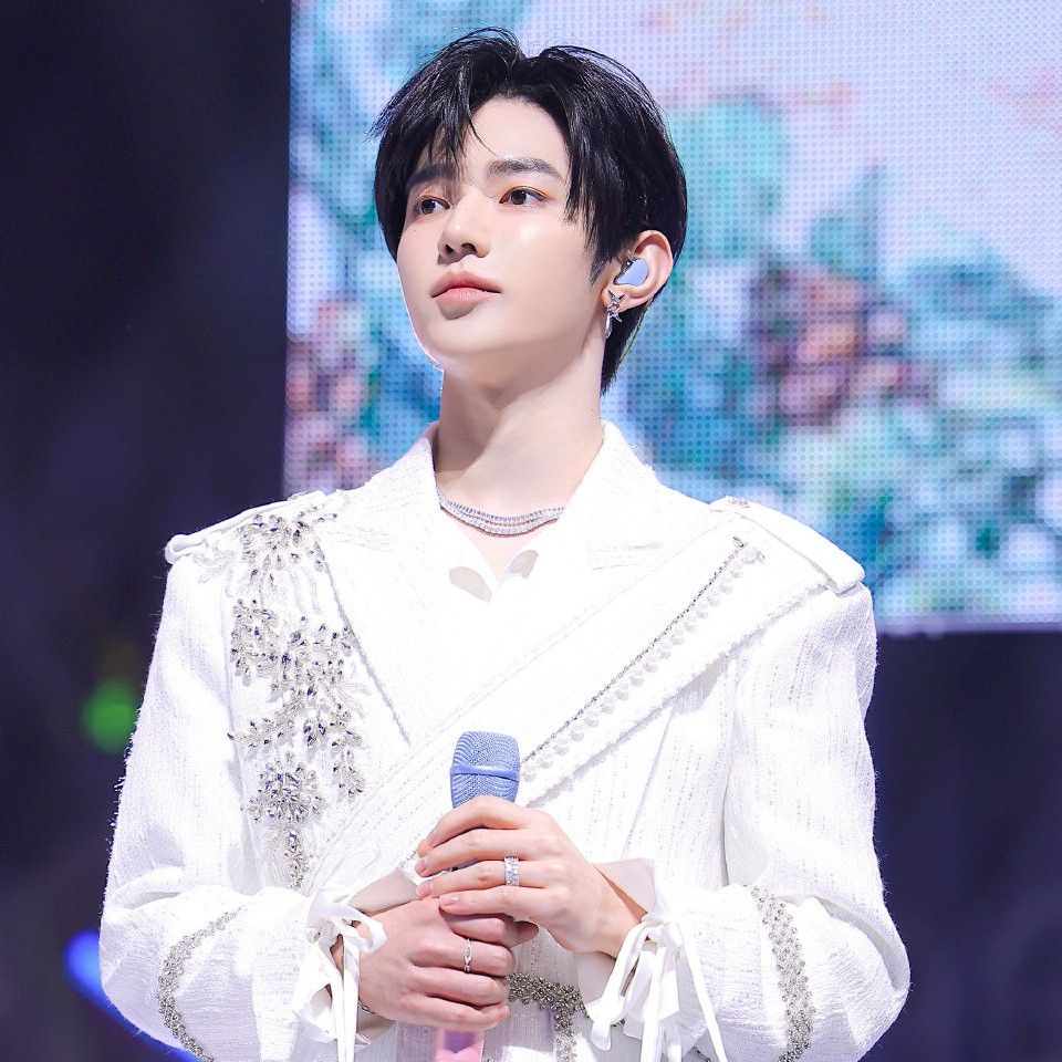 A moment captured by Zhang Hao (ZEROBASEONE)'s fan