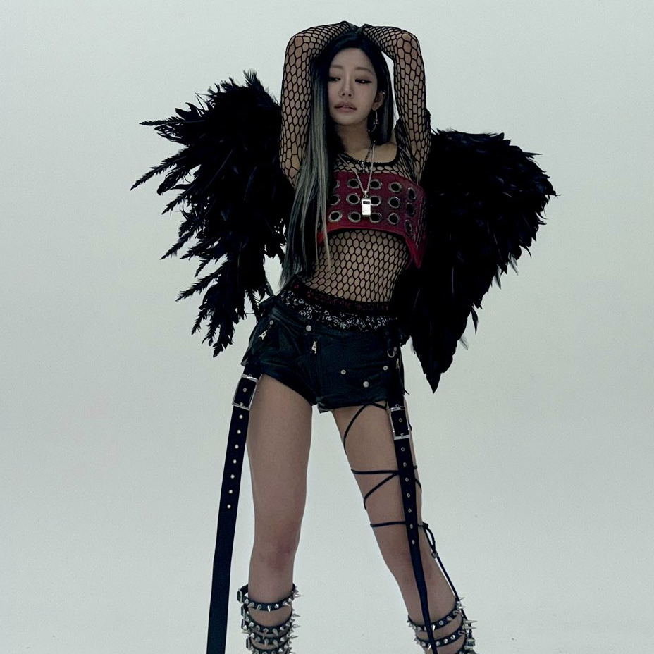 Behind-the-scenes cut of Julie (KISS OF LIFE)