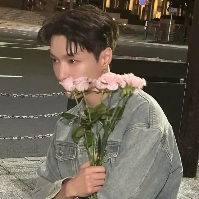 Behind-the-scenes cut of Lay (EXO)