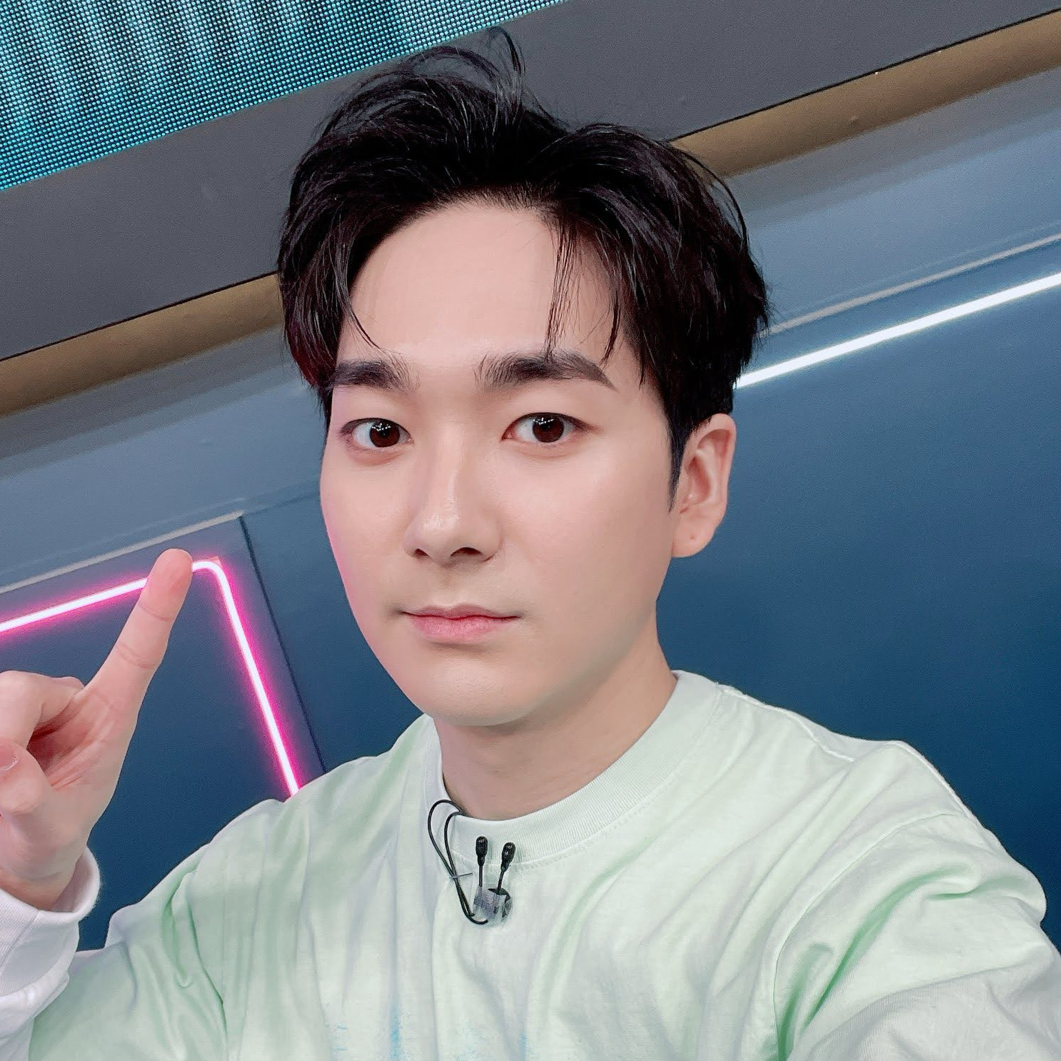 Behind-the-scenes cut of Aron