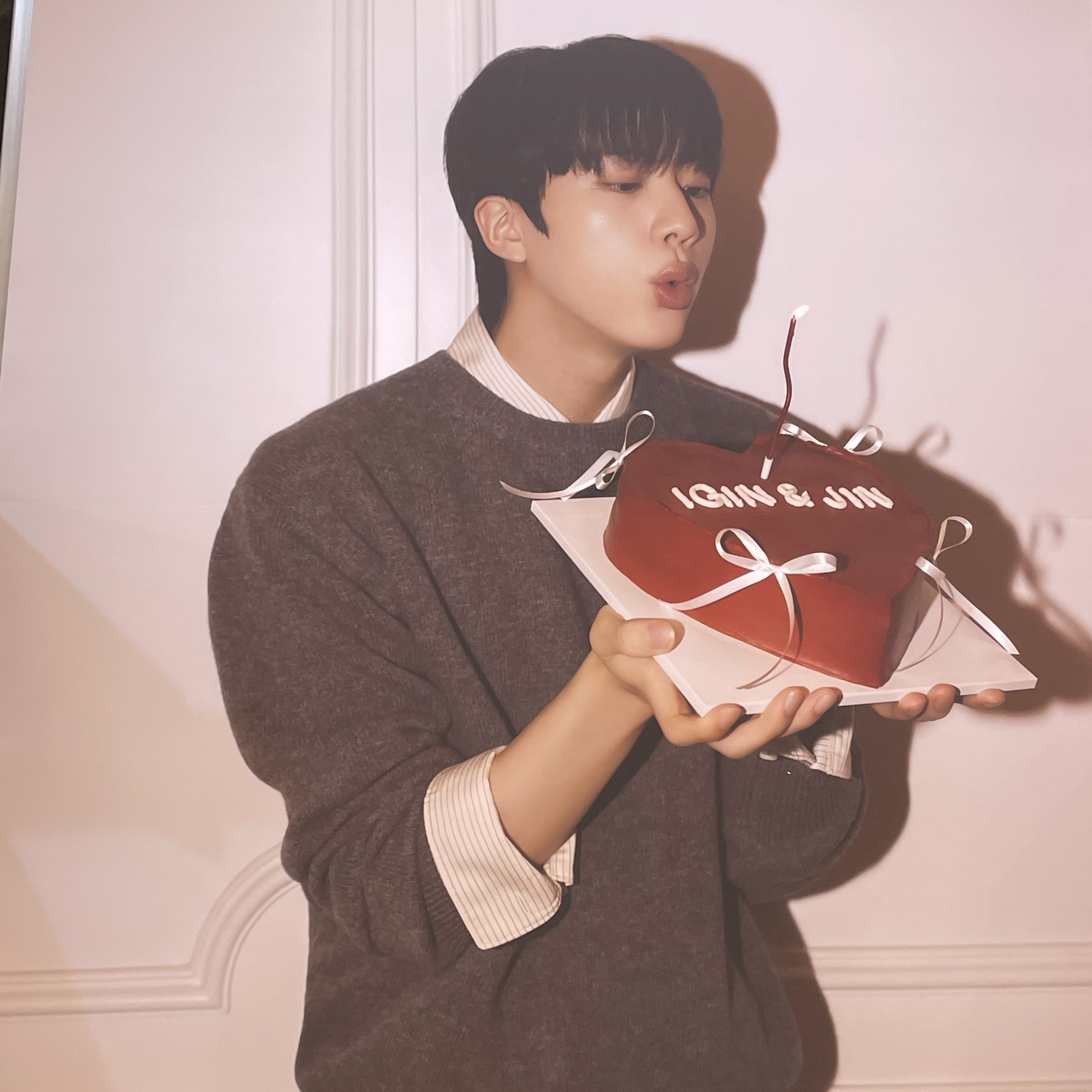 Foto aktivitas terbaru Jin (BTS)