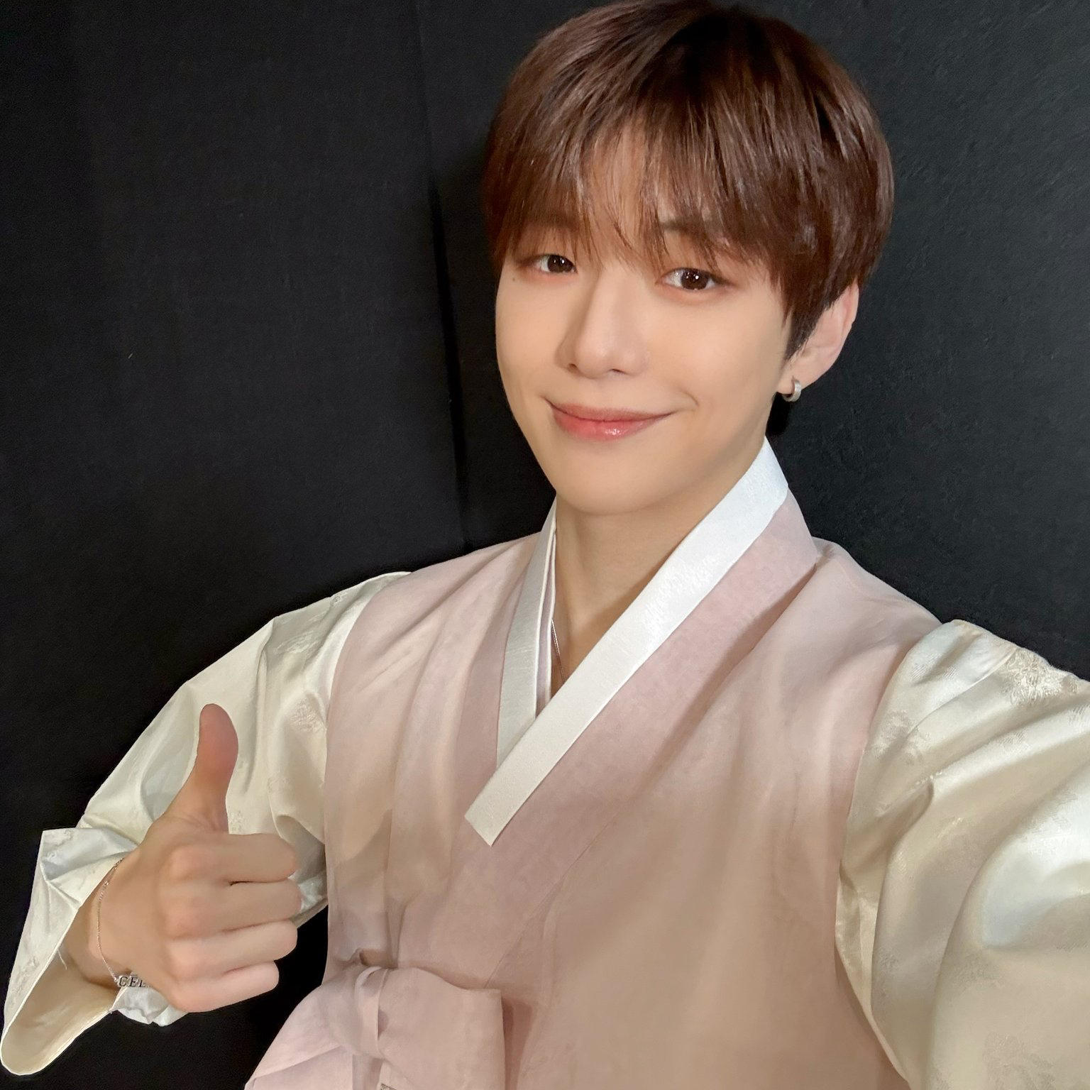 강다니엘의 비하인드 컷