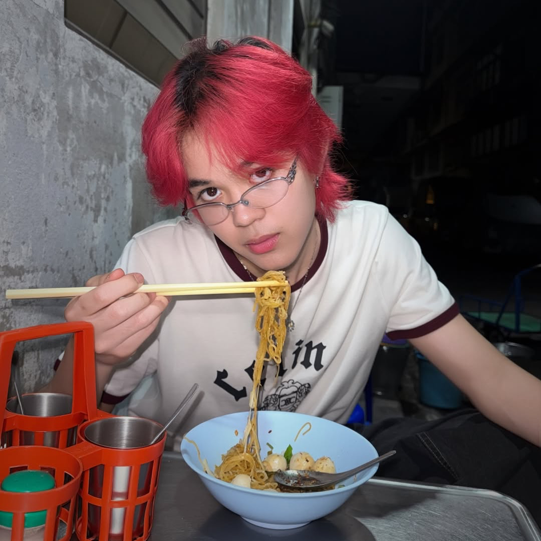 A moment captured by THI-O (NexT1DE)'s fan