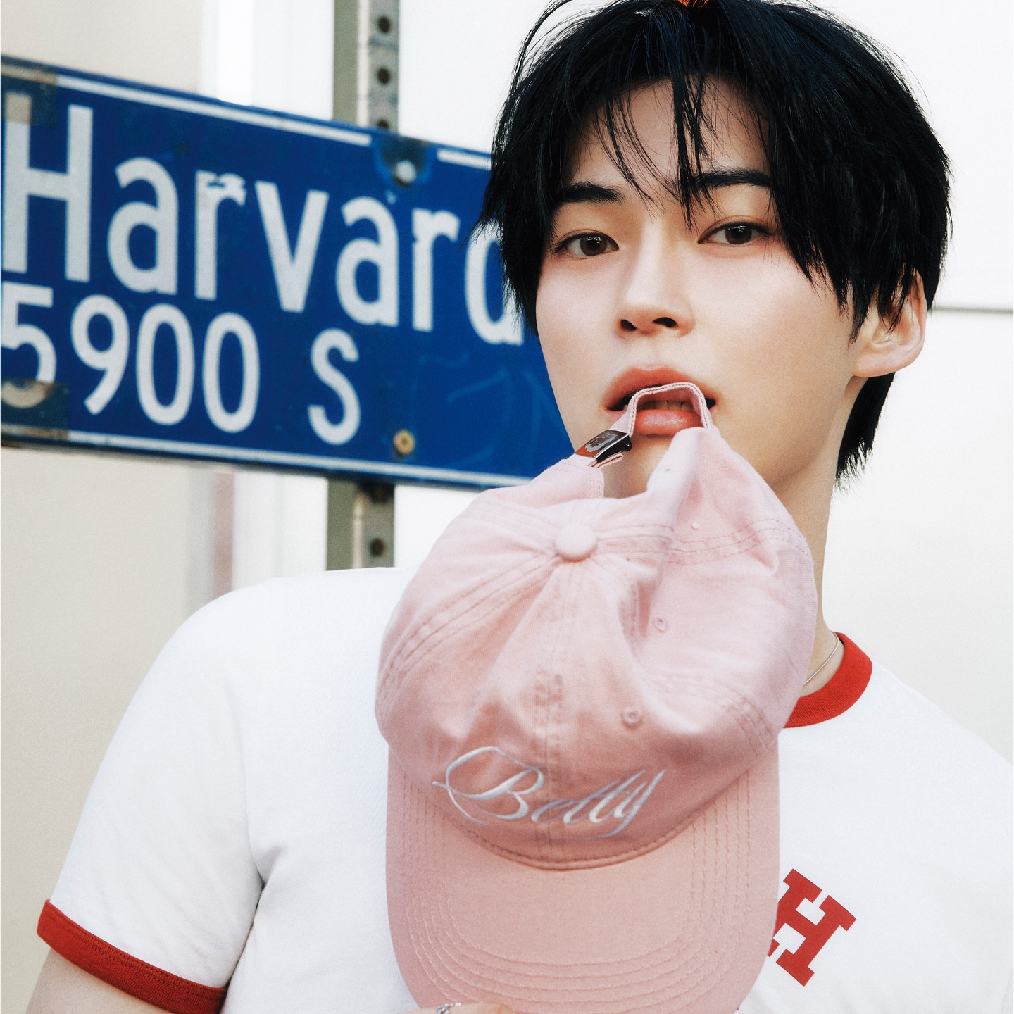 Behind-the-scenes cut of Sung Hanbin (ZEROBASEONE)