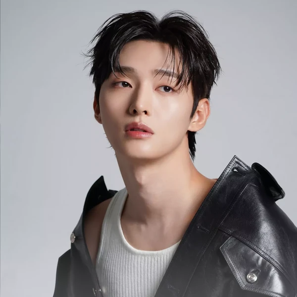 윤지성의 매력을 담은 최애돌 대표 사진