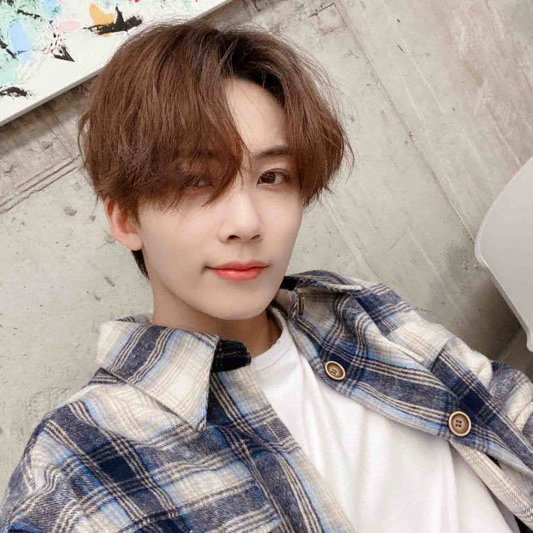 A moment captured by Jeonghan (SEVENTEEN)'s fan