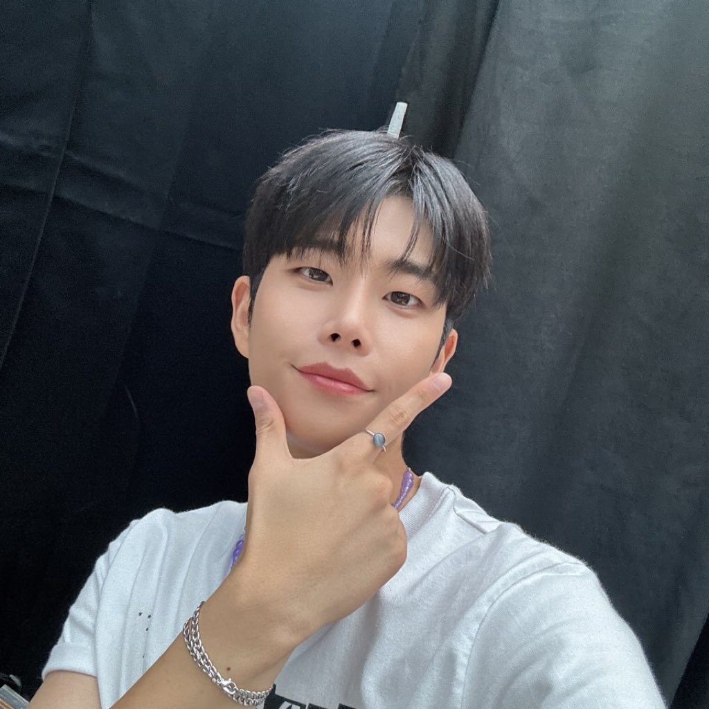 A moment captured by MJ (ASTRO)'s fan