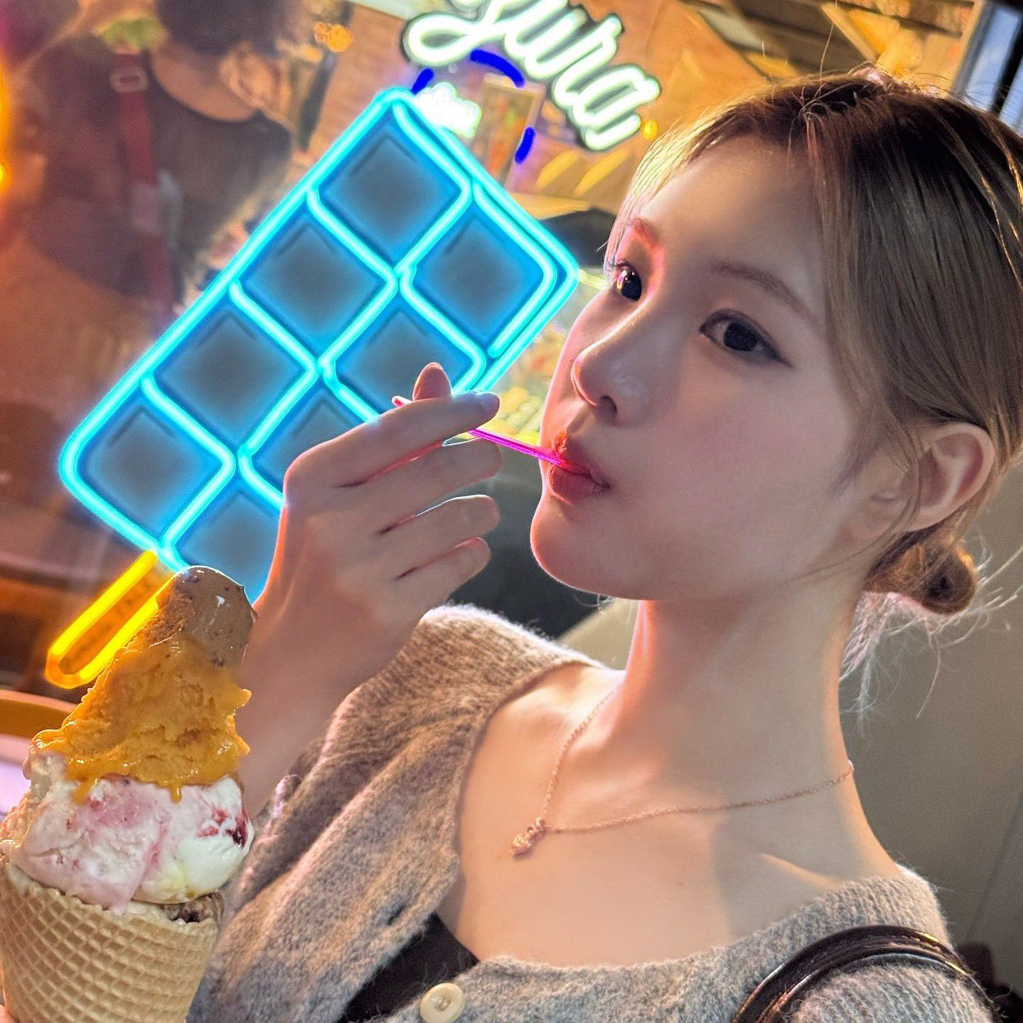 A moment captured by Juun (Hearts2Hearts)'s fan