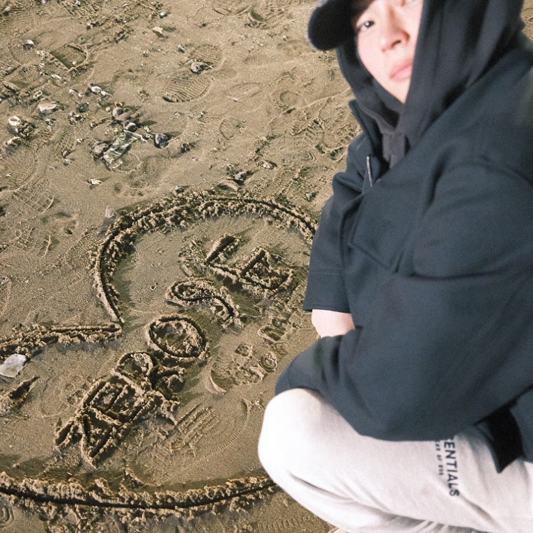 Behind-the-scenes cut of Sung Hanbin (ZEROBASEONE)