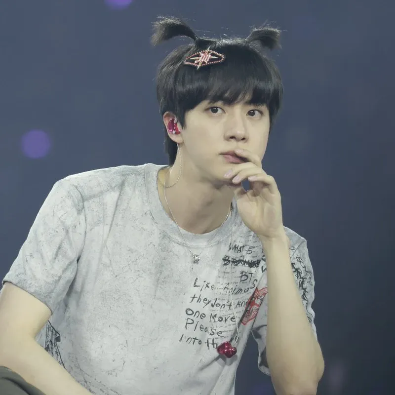 Foto aktivitas terbaru Jin (BTS)