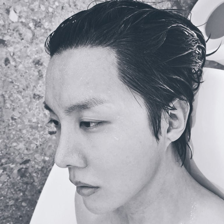 Foto terbaru j-hope (BTS)