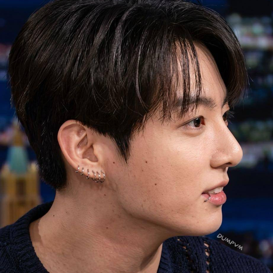 Foto aktivitas terbaru Jungkook (BTS)