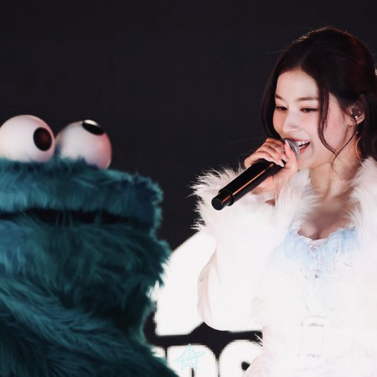 사나 (TWICE) 최근 활동샷