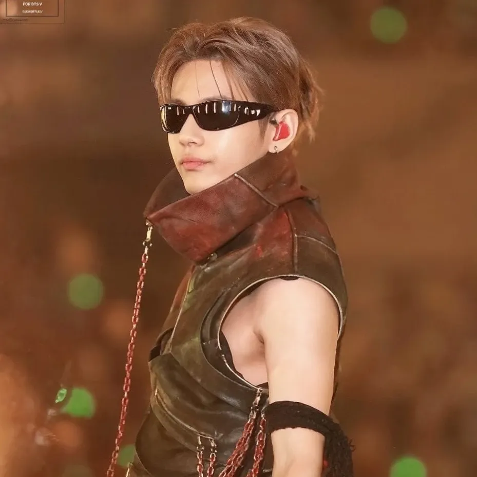 Behind-the-scenes cut of V (BTS)