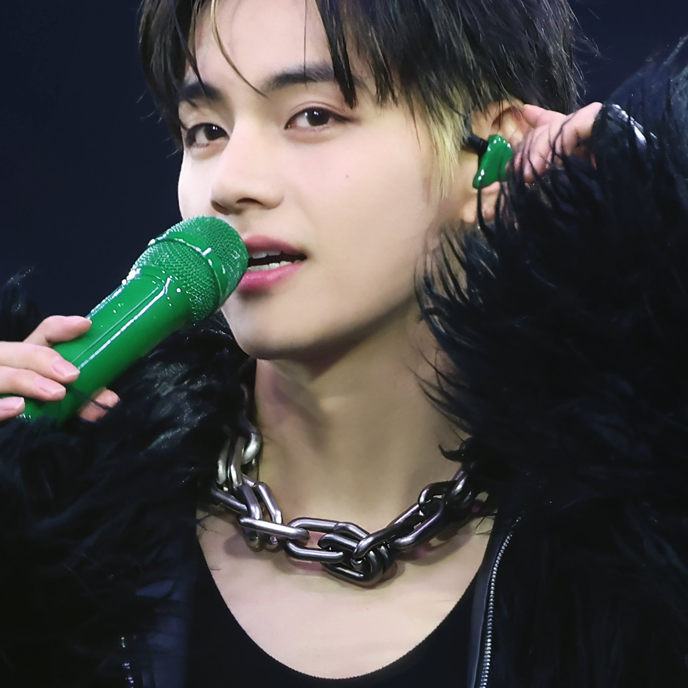 뷔 (방탄소년단)의 최신 사진