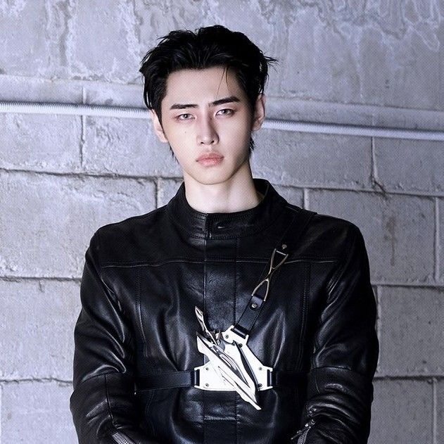 Foto aktivitas terbaru Sunghoon (ENHYPEN)