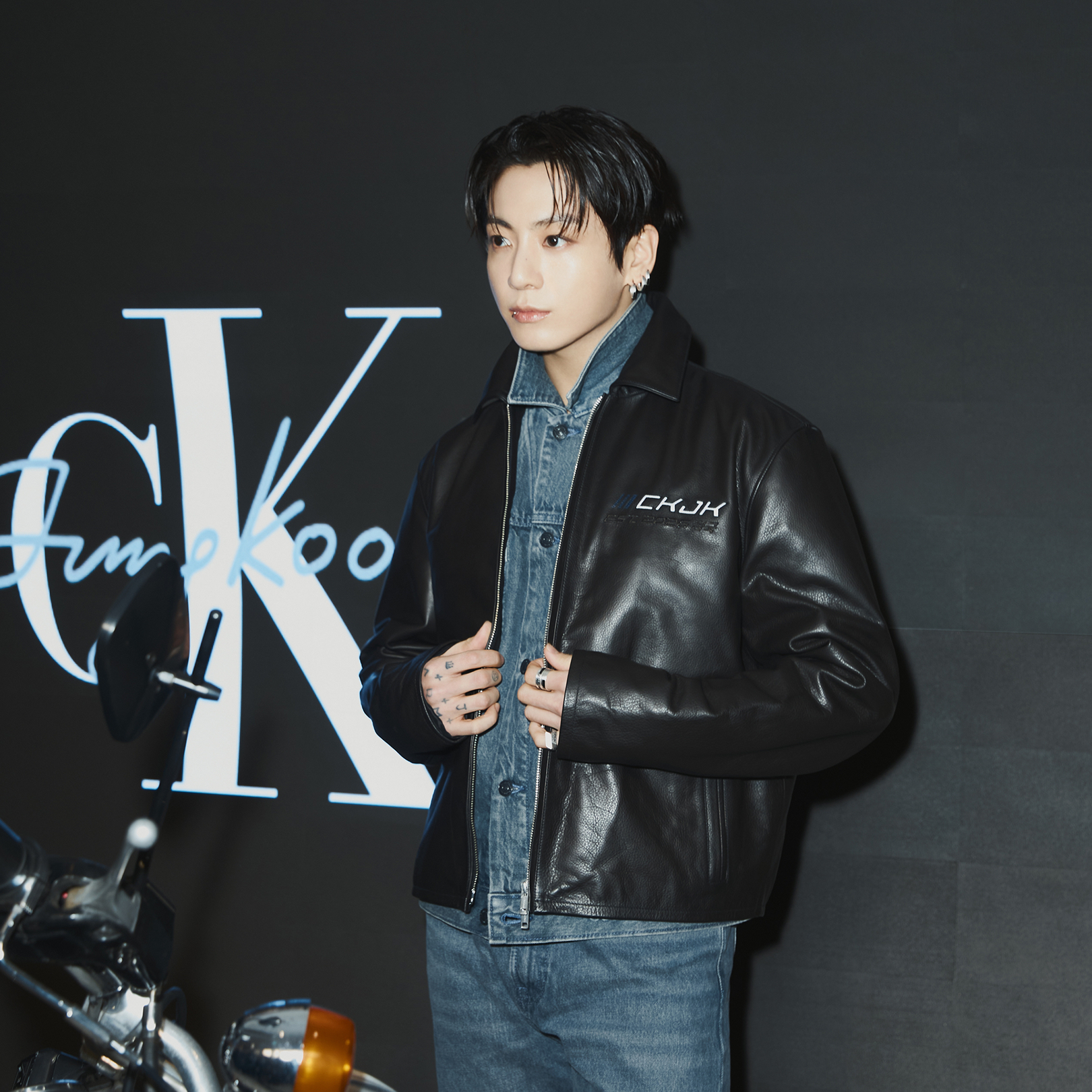 Foto aktivitas terbaru Jungkook (BTS)