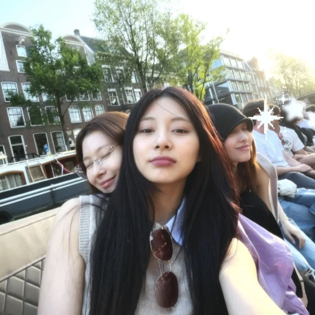 Momen yang diabadikan oleh penggemar Tzuyu (TWICE)