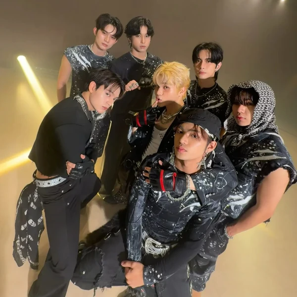 Signature photo of HORI7ON capturing their charm
