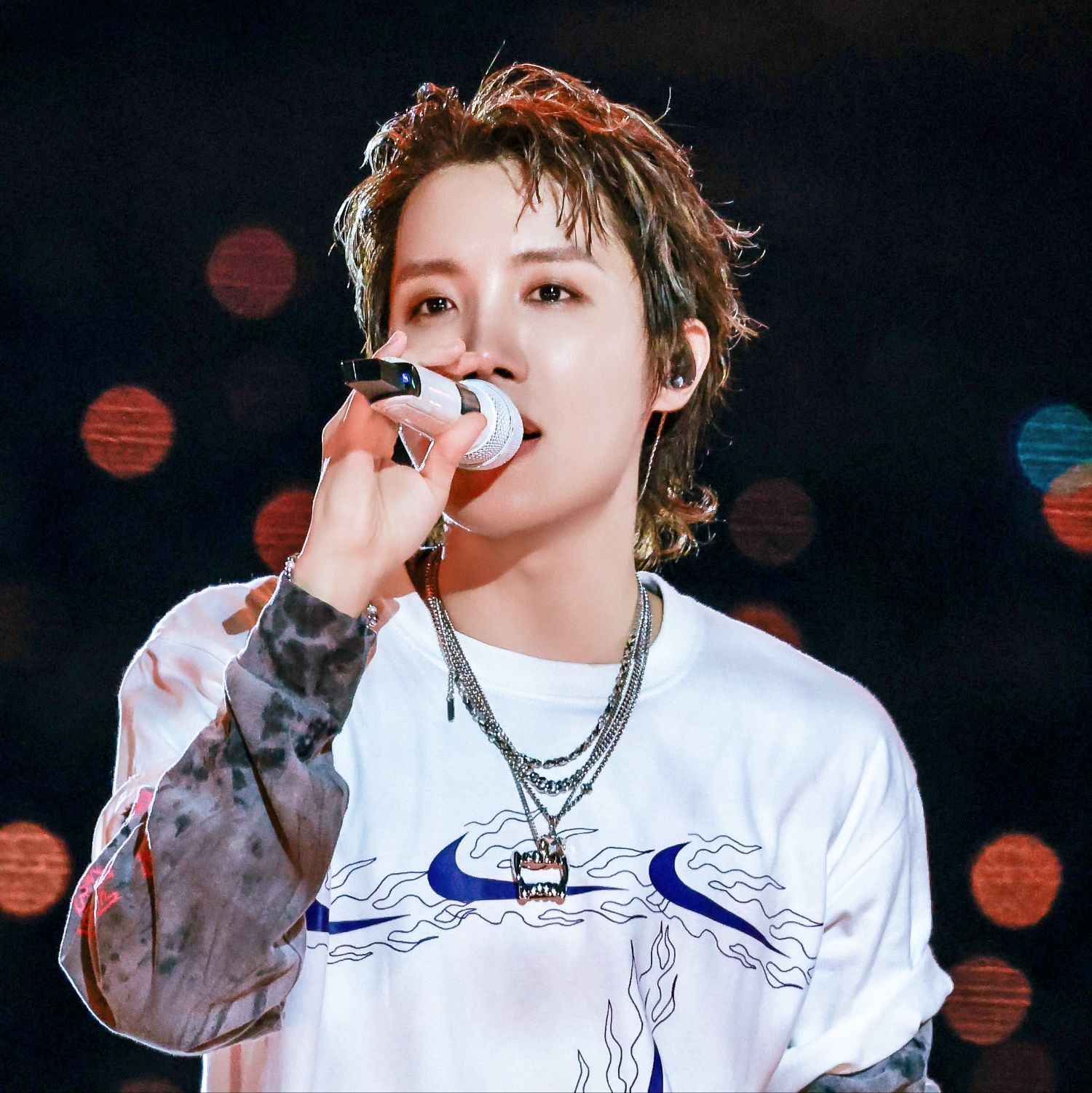 Momen yang diabadikan oleh penggemar j-hope (BTS)