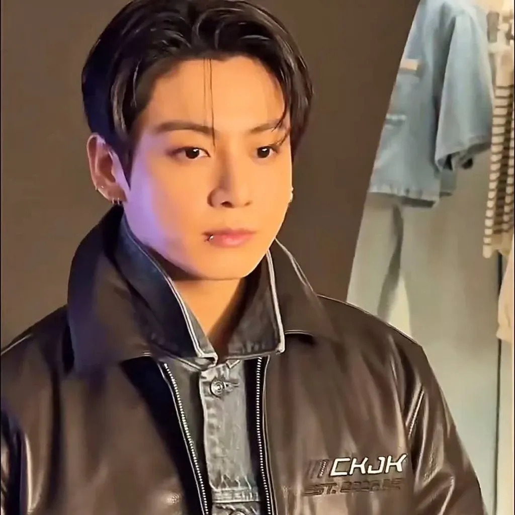Foto aktivitas terbaru Jungkook (BTS)